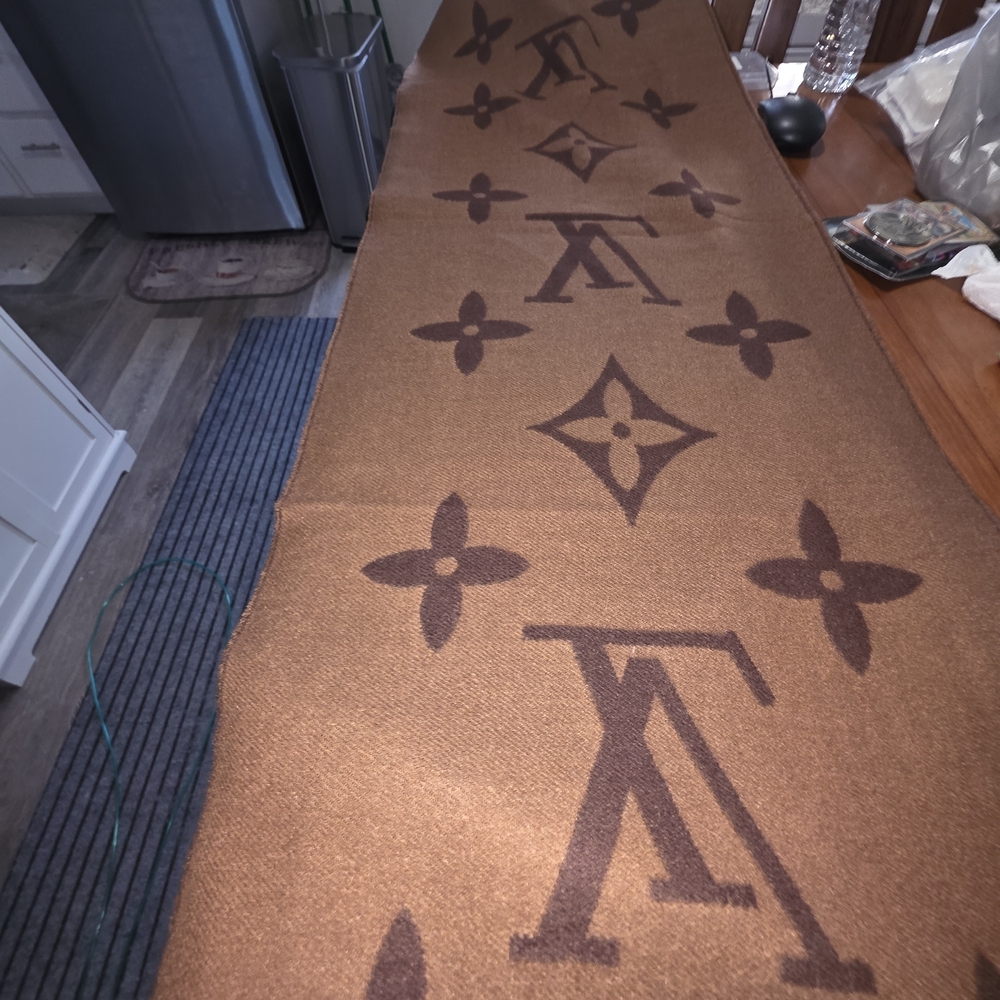 Louis Vuitton Brown Monogram Scarf. Unisex. NWOT. 100% Cashmere - Picture 2 of 6